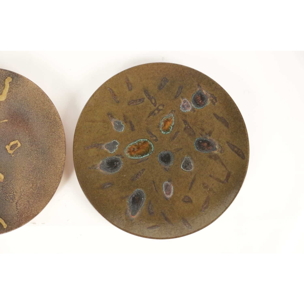 – Deux plats en céramique de Alan Beitner polychrome vernissée à décor abstrait, marque sous le plat. | Biron - Deux plats en céramique de Alan Beitner polychrome vernissée à décor abstrait, marque sous le plat.