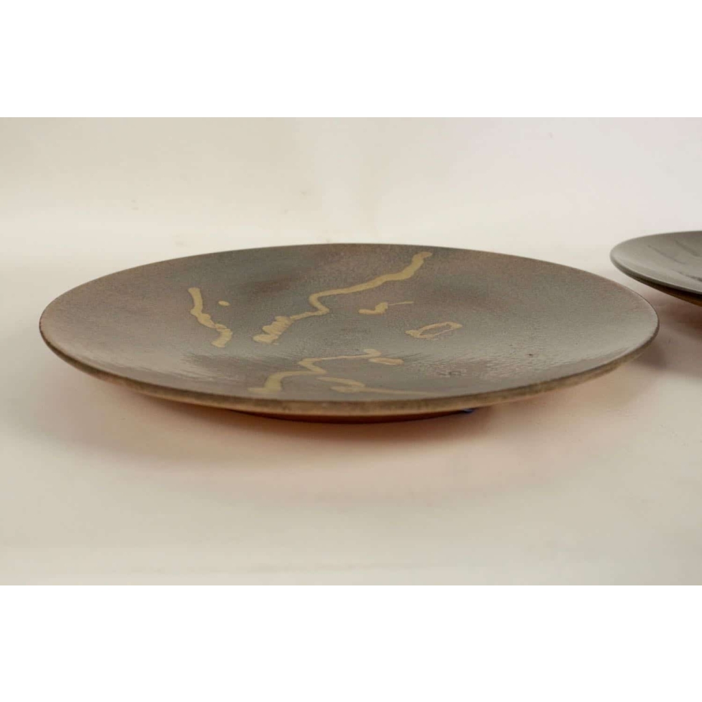 – Deux plats en céramique de Alan Beitner polychrome vernissée à décor abstrait, marque sous le plat. | Biron - Deux plats en céramique de Alan Beitner polychrome vernissée à décor abstrait, marque sous le plat.