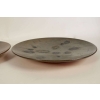 – Deux plats en céramique de Alan Beitner polychrome vernissée à décor abstrait, marque sous le plat. | Biron - Deux plats en céramique de Alan Beitner polychrome vernissée à décor abstrait, marque sous le plat.