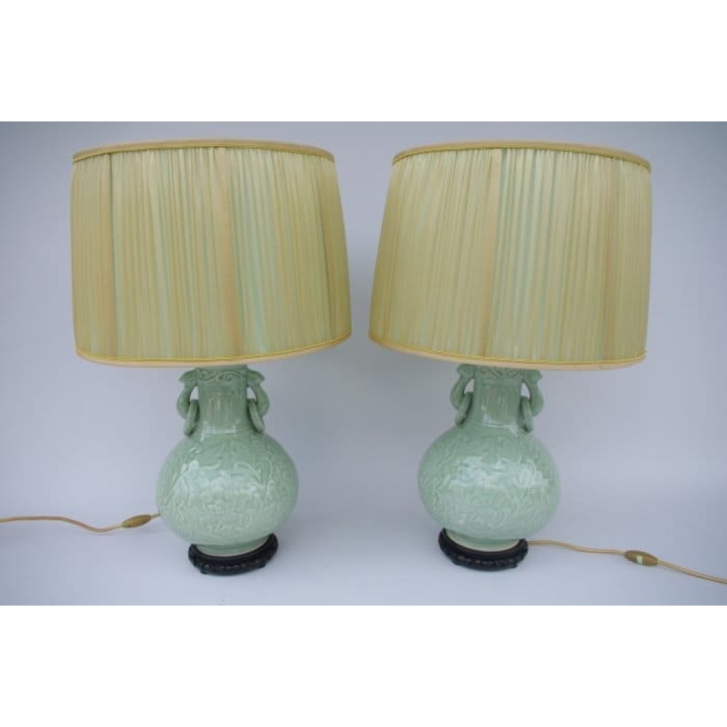 PAIRE DE LAMPES EN PORCELAIN CELADON ET DECOR EN BAS RELIEF | Biron ||||