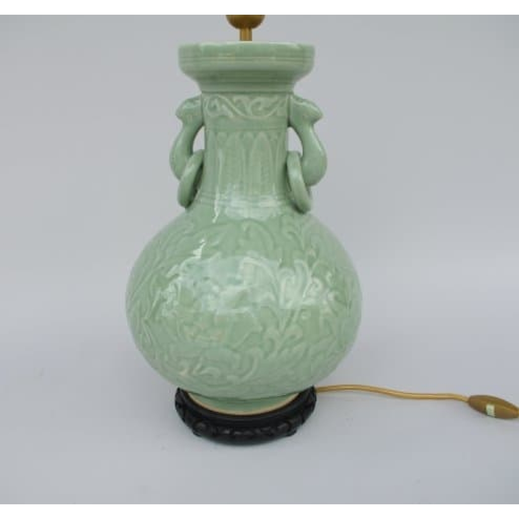PAIRE DE LAMPES EN PORCELAIN CELADON ET DECOR EN BAS RELIEF | Biron PAIRE DE LAMPES EN PORCELAIN CELADON ET DECOR EN BAS RELIEF