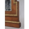 Miroir en bois et stuc doré de forme néoclassique de la fin du XIXème siècle. | Biron Miroir en bois et stuc doré de forme néoclassique de la fin du XIXème siècle.