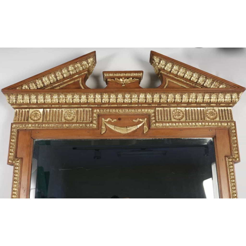 Miroir en bois et stuc doré de forme néoclassique de la fin du XIXème siècle. | Biron Miroir en bois et stuc doré de forme néoclassique de la fin du XIXème siècle.