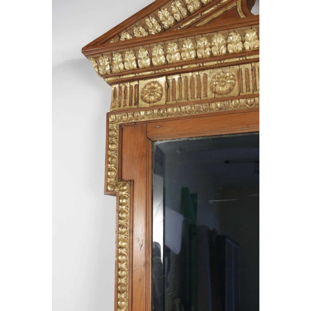 Miroir en bois et stuc doré de forme néoclassique de la fin du XIXème siècle. | Biron Miroir en bois et stuc doré de forme néoclassique de la fin du XIXème siècle.
