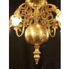Lustre de style hollandais du 19ème siècle en bronze doré, 5 lumières et 5 bougeoirs, de très belle qualité.