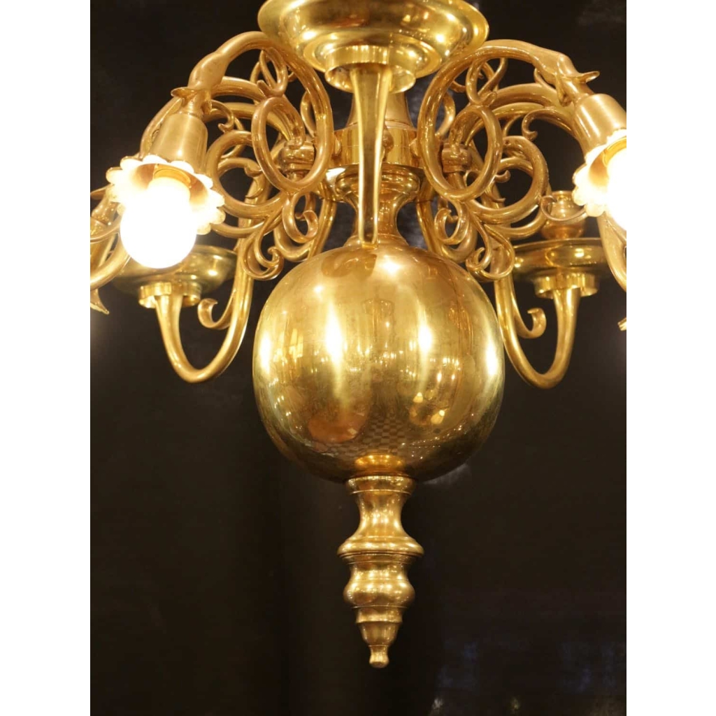 Lustre de style hollandais du 19ème siècle en bronze doré, 5 lumières et 5 bougeoirs, de très belle qualité.