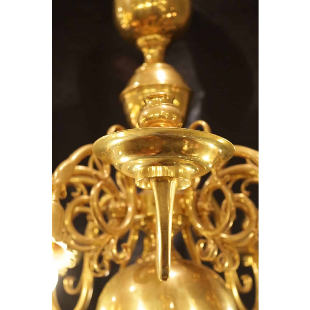 Lustre de style hollandais du 19ème siècle en bronze doré, 5 lumières et 5 bougeoirs, de très belle qualité.