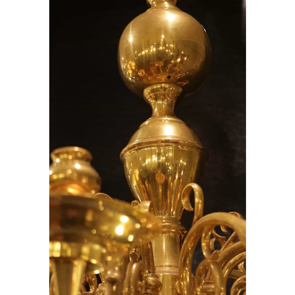 Lustre de style hollandais du 19ème siècle en bronze doré, 5 lumières et 5 bougeoirs, de très belle qualité.