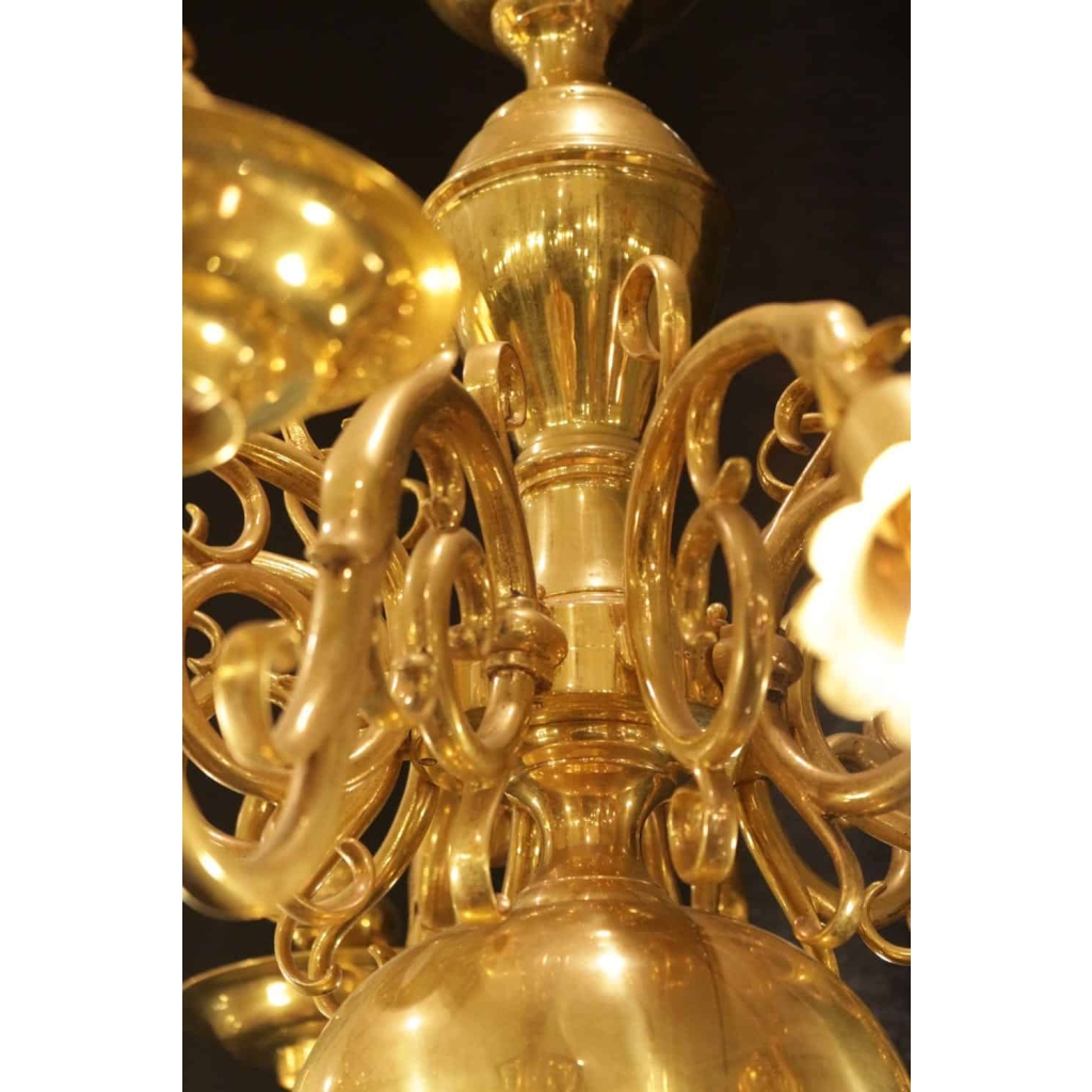 Lustre de style hollandais du 19ème siècle en bronze doré, 5 lumières et 5 bougeoirs, de très belle qualité.
