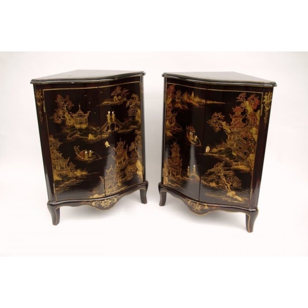 Paire d’encoignures en laque noire à décor chinoisant, circa 1930 | Biron |||||||||||