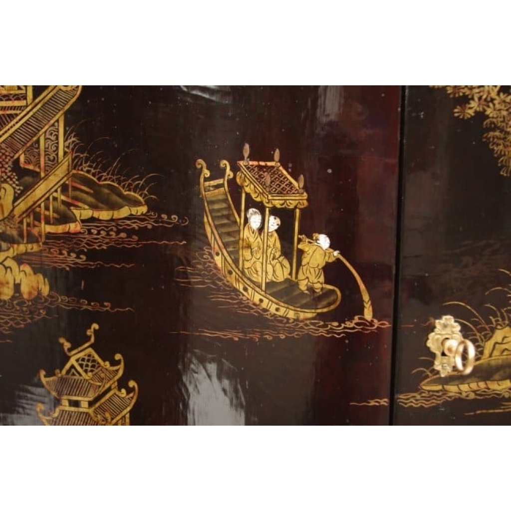 Paire d’encoignures en laque noire à décor chinoisant, circa 1930 | Biron Paire d'encoignures en laque noire à décor chinoisant, circa 1930