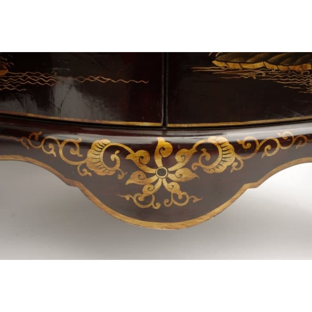 Paire d’encoignures en laque noire à décor chinoisant, circa 1930 | Biron Paire d'encoignures en laque noire à décor chinoisant, circa 1930