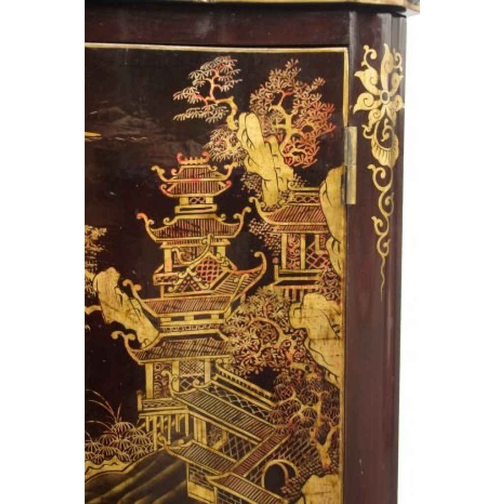 Paire d’encoignures en laque noire à décor chinoisant, circa 1930 | Biron Paire d'encoignures en laque noire à décor chinoisant, circa 1930