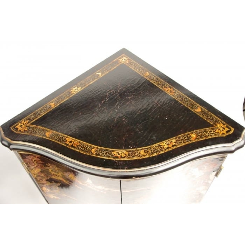 Paire d’encoignures en laque noire à décor chinoisant, circa 1930 | Biron Paire d'encoignures en laque noire à décor chinoisant, circa 1930
