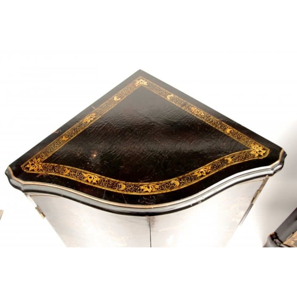 Paire d’encoignures en laque noire à décor chinoisant, circa 1930 | Biron Paire d'encoignures en laque noire à décor chinoisant, circa 1930