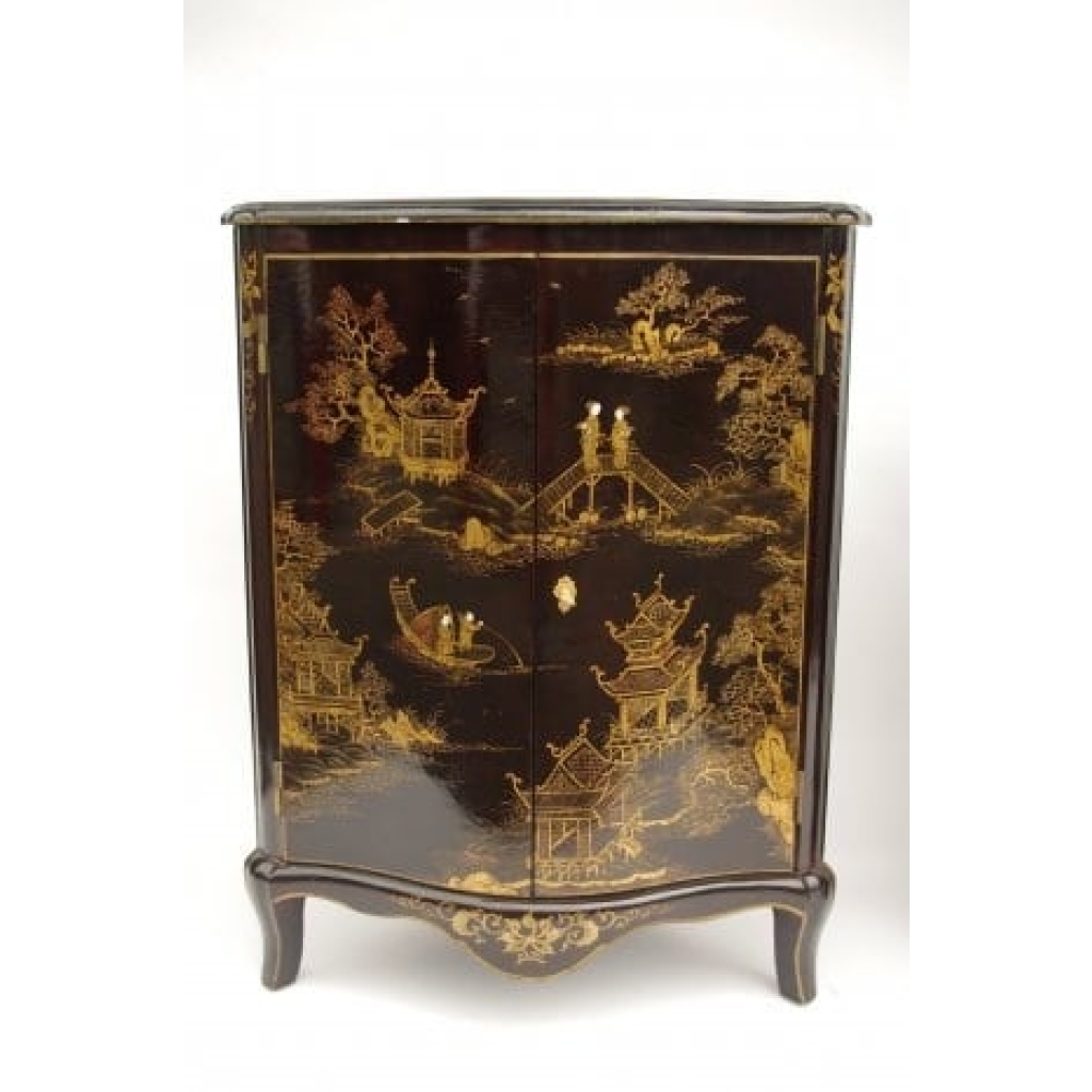 Paire d’encoignures en laque noire à décor chinoisant, circa 1930 | Biron Paire d'encoignures en laque noire à décor chinoisant, circa 1930