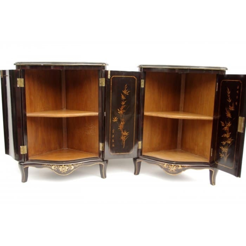 Paire d’encoignures en laque noire à décor chinoisant, circa 1930 | Biron Paire d'encoignures en laque noire à décor chinoisant, circa 1930