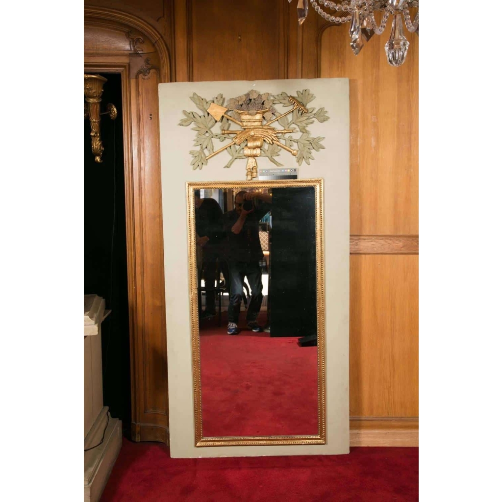 Grand Trumeau en partie du 18ème siècle en bois sculpté, doré et peint aux motifs de la richesse paysanne, miroir au mercure. | Biron Grand Trumeau en partie du 18ème siècle en bois sculpté, doré et peint aux motifs de la richesse paysanne, miroir au mercure.