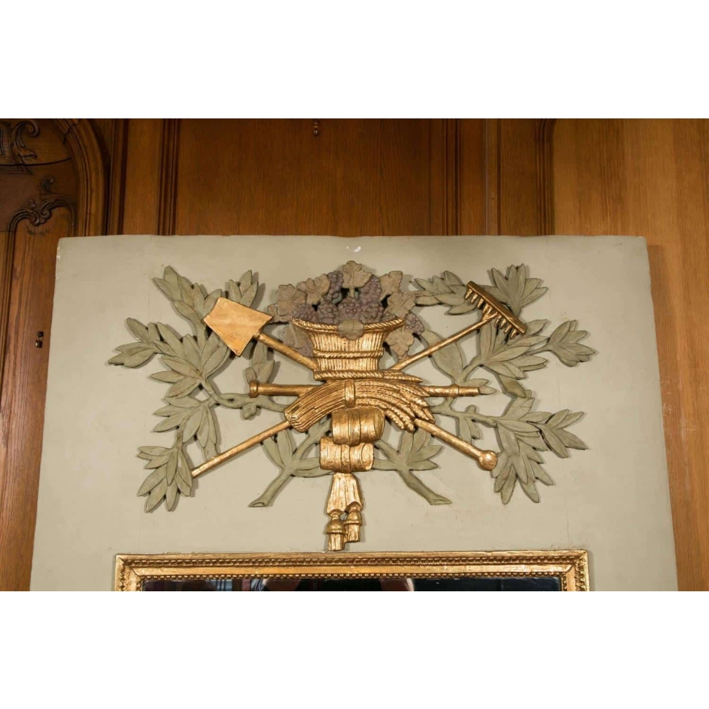 Grand Trumeau en partie du 18ème siècle en bois sculpté, doré et peint aux motifs de la richesse paysanne, miroir au mercure. | Biron Grand Trumeau en partie du 18ème siècle en bois sculpté, doré et peint aux motifs de la richesse paysanne, miroir au mercure.