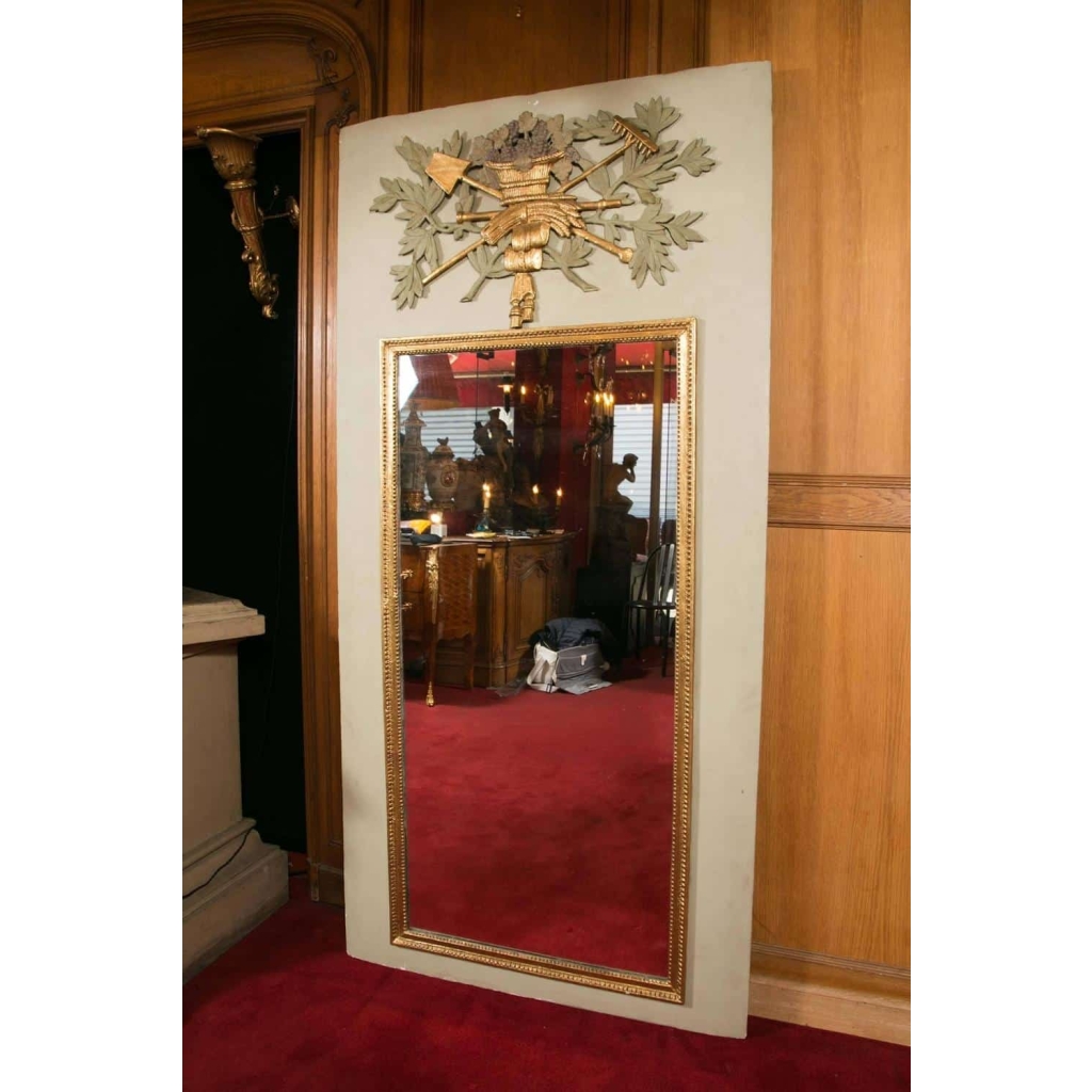 Grand Trumeau en partie du 18ème siècle en bois sculpté, doré et peint aux motifs de la richesse paysanne, miroir au mercure. | Biron Grand Trumeau en partie du 18ème siècle en bois sculpté, doré et peint aux motifs de la richesse paysanne, miroir au mercure.