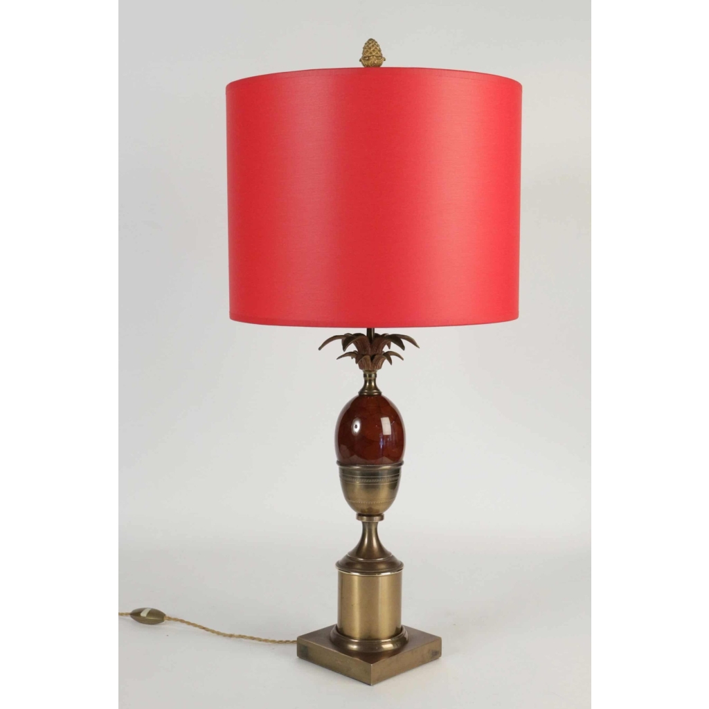 Lampe des années 1960 en laiton et résine de couleur rouge dans le goût de Charles | Biron ||||||