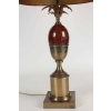 Lampe des années 1960 en laiton et résine de couleur rouge dans le goût de Charles | Biron Lampe des années 1960 en laiton et résine de couleur rouge dans le goût de Charles