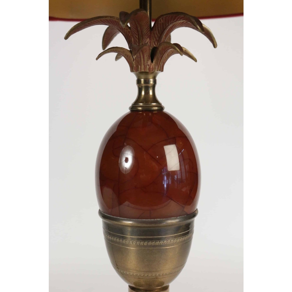 Lampe des années 1960 en laiton et résine de couleur rouge dans le goût de Charles | Biron Lampe des années 1960 en laiton et résine de couleur rouge dans le goût de Charles