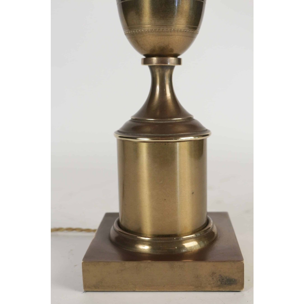 Lampe des années 1960 en laiton et résine de couleur rouge dans le goût de Charles | Biron Lampe des années 1960 en laiton et résine de couleur rouge dans le goût de Charles