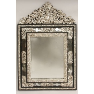 Grand miroir à pareclose de style Louis XIV en laiton argenté repoussé dans le goût hollandais | Biron ||||||