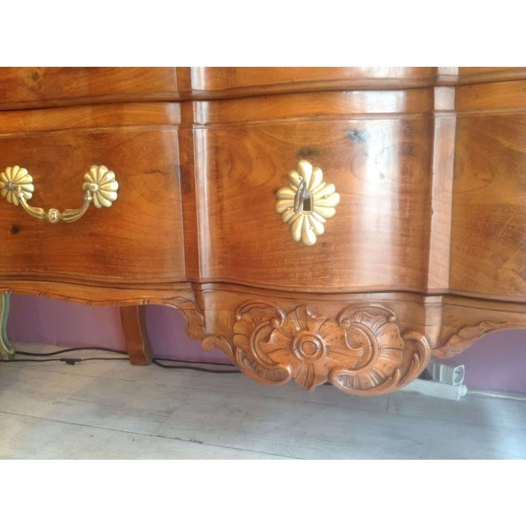 Pierre HACHE - Commode sauteuse en noyer d’époque Louis XV