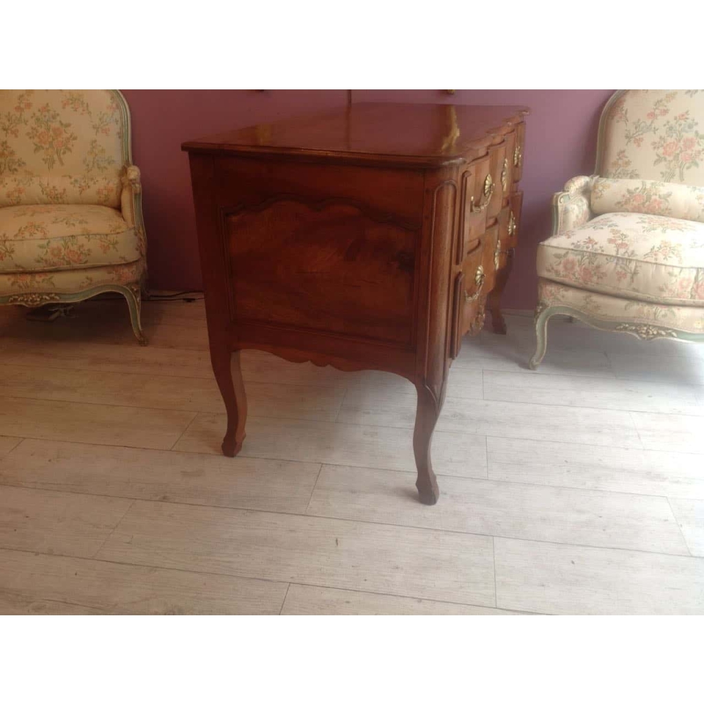 Pierre HACHE - Commode sauteuse en noyer d’époque Louis XV