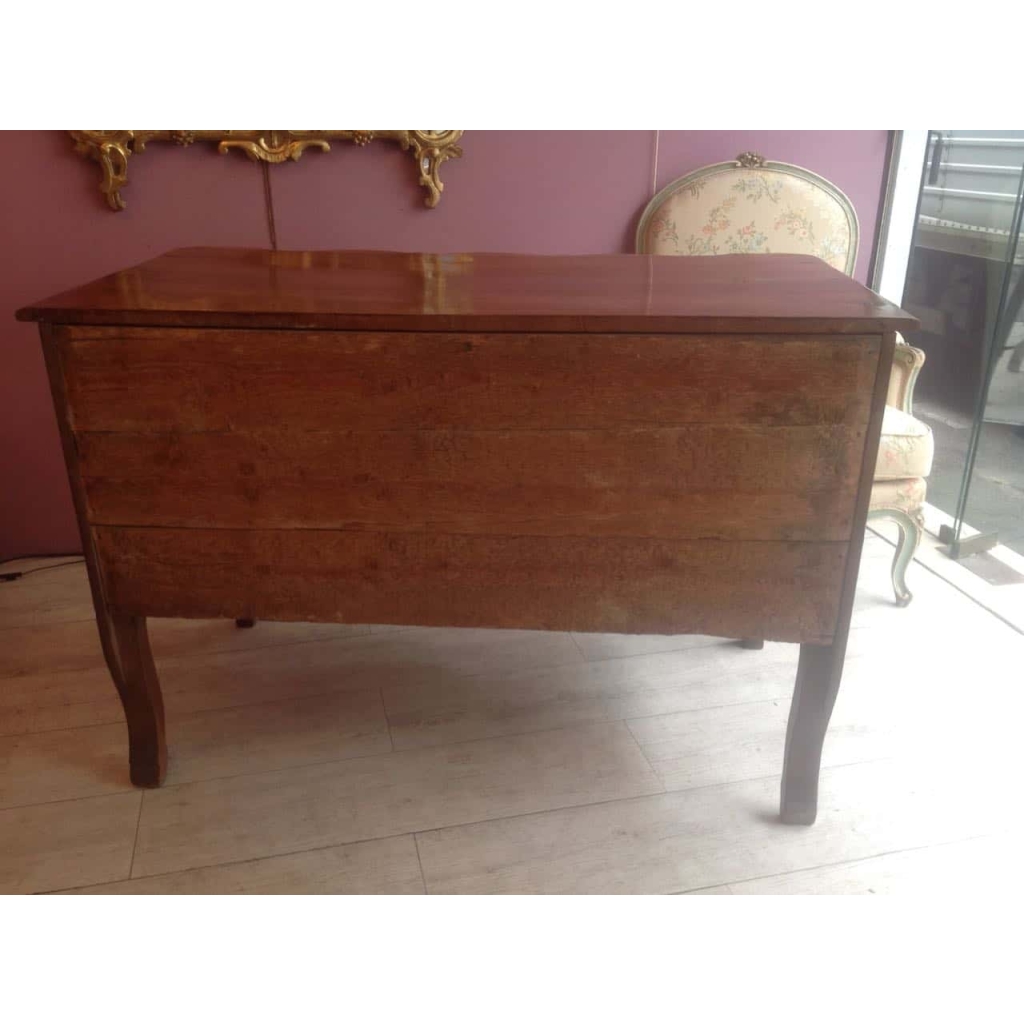 Pierre HACHE - Commode sauteuse en noyer d’époque Louis XV