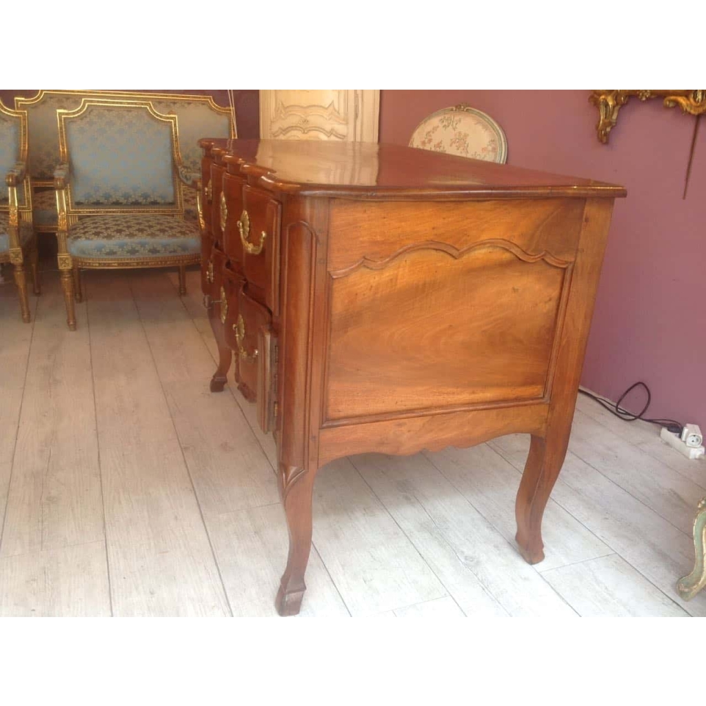 Pierre HACHE - Commode sauteuse en noyer d’époque Louis XV