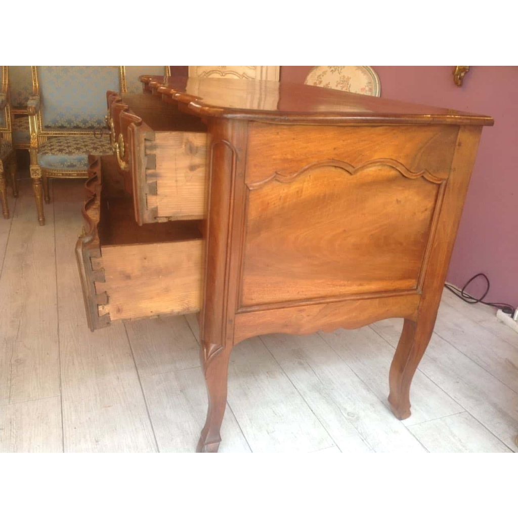 Pierre HACHE - Commode sauteuse en noyer d’époque Louis XV
