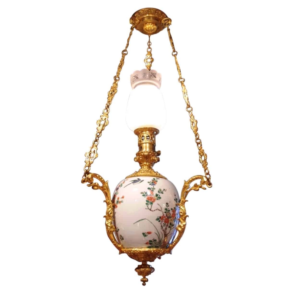 Suspension en porcelaine de Canton, monture en bronze doré, circa 1880 | Biron |||