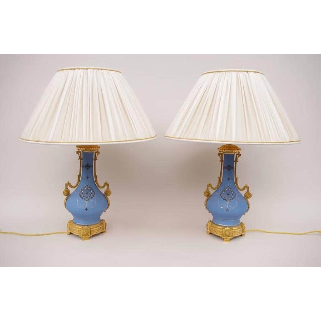 Paire de lampes en porcelaine de Paris, bleu mat, circa 1880 | Biron |||