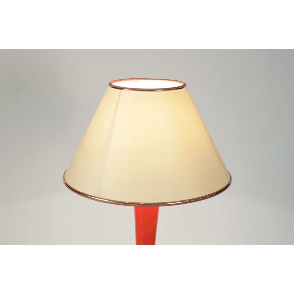 Lampe en bois peint orange et blanc, année 1960. | Biron Lampe en bois peint orange et blanc, année 1960.