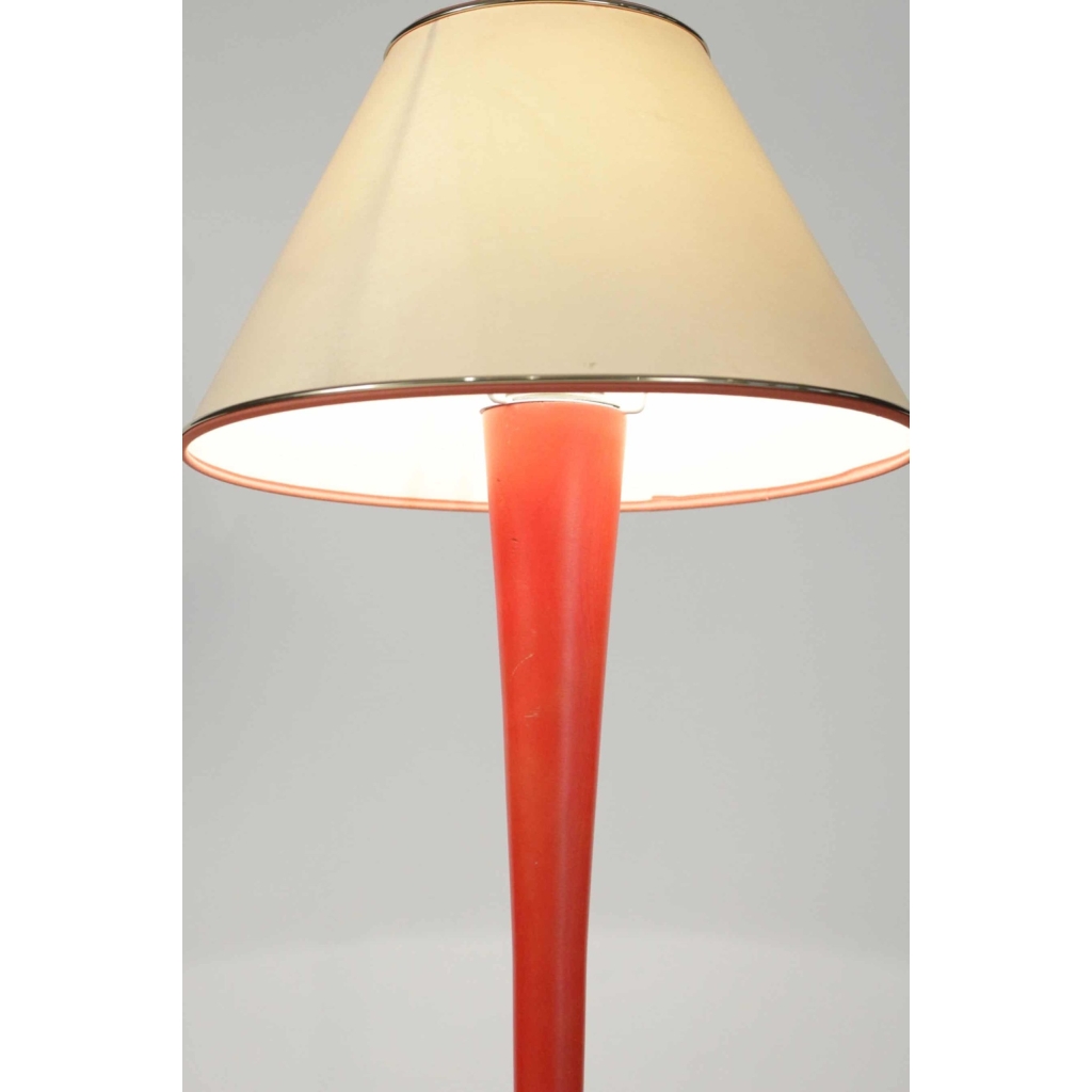 Lampe en bois peint orange et blanc, année 1960. | Biron Lampe en bois peint orange et blanc, année 1960.