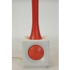 Lampe en bois peint orange et blanc, année 1960. | Biron Lampe en bois peint orange et blanc, année 1960.