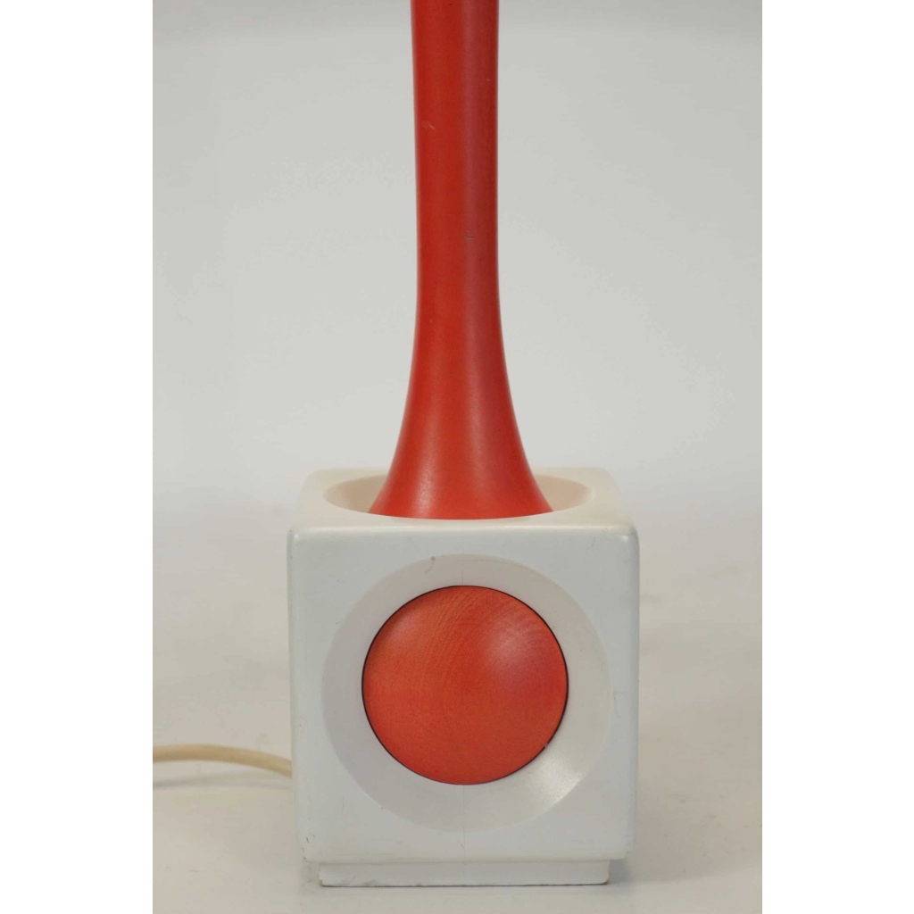 Lampe en bois peint orange et blanc, année 1960. | Biron Lampe en bois peint orange et blanc, année 1960.
