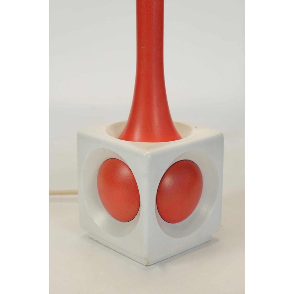 Lampe en bois peint orange et blanc, année 1960. | Biron Lampe en bois peint orange et blanc, année 1960.