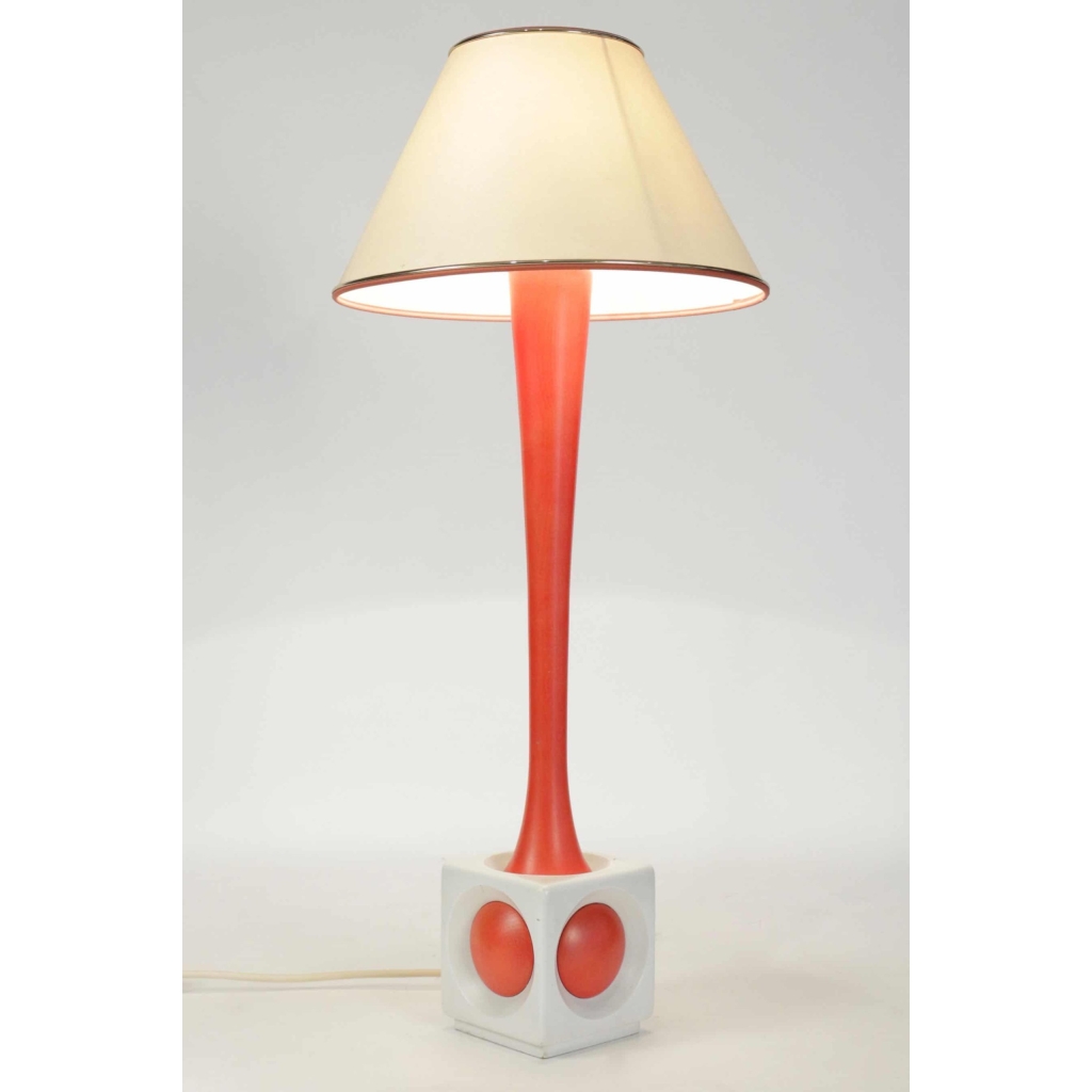 Lampe en bois peint orange et blanc, année 1960. | Biron Lampe en bois peint orange et blanc, année 1960.