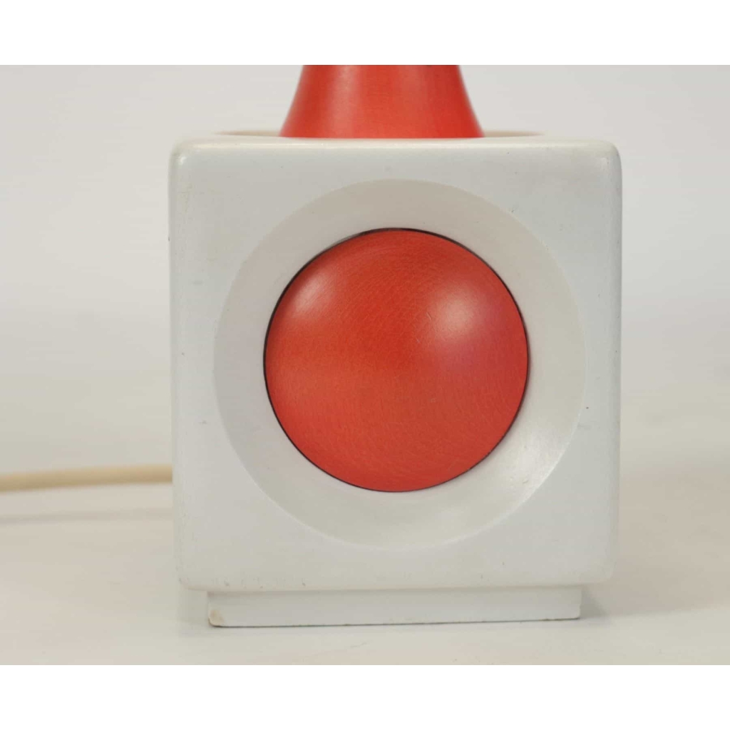 Lampe en bois peint orange et blanc, année 1960. | Biron Lampe en bois peint orange et blanc, année 1960.
