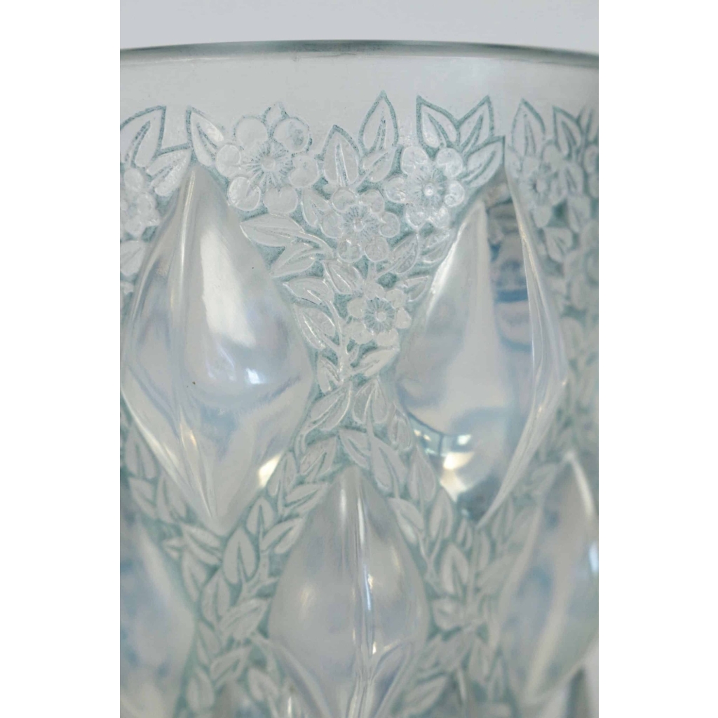 René Lalique vase « Rampillon » opalescent | Biron René Lalique vase "Rampillon" opalescent