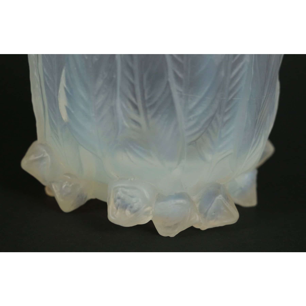 René Lalique Vase « Eucalyptus » opalescent | Biron René Lalique Vase "Eucalyptus" opalescent
