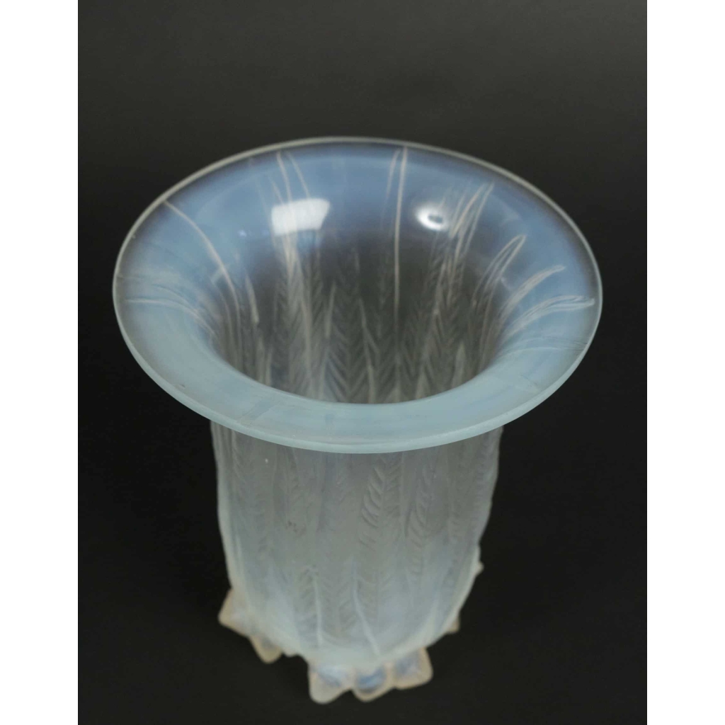 René Lalique Vase « Eucalyptus » opalescent | Biron René Lalique Vase "Eucalyptus" opalescent
