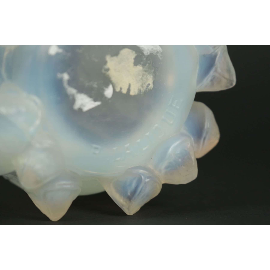 René Lalique Vase « Eucalyptus » opalescent | Biron René Lalique Vase "Eucalyptus" opalescent