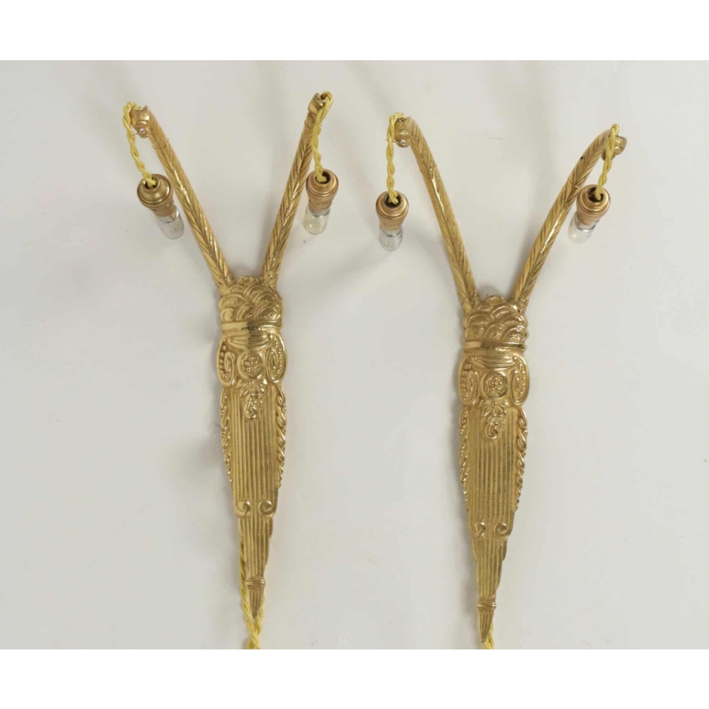 Paire d’appliques des années 1930, d’époque Art Déco, 2 lumières, en bronze doré. | Biron |||||