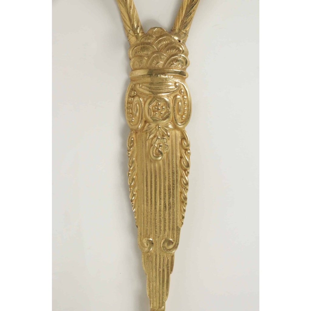 Paire d’appliques des années 1930, d’époque Art Déco, 2 lumières, en bronze doré. | Biron Paire d'appliques des années 1930, d'époque Art Déco, 2 lumières, en bronze doré.
