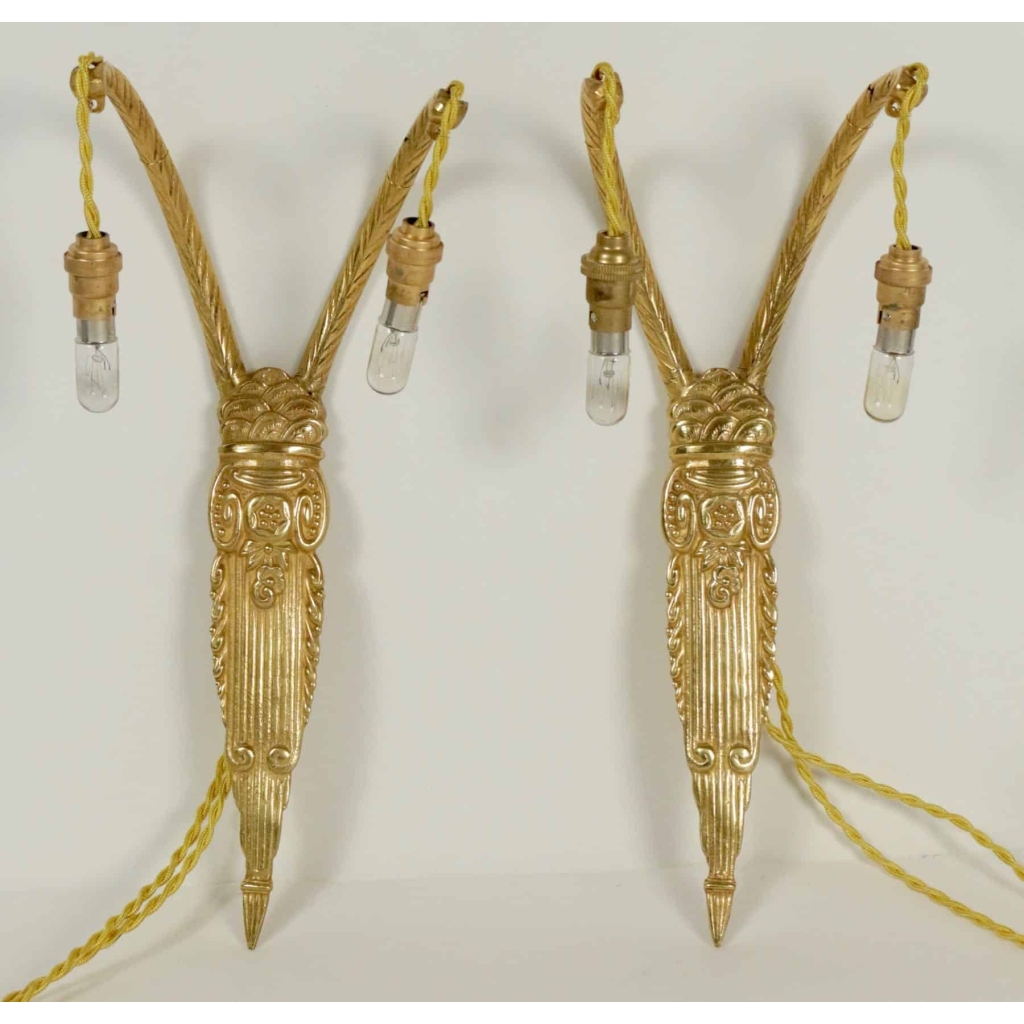 Paire d’appliques des années 1930, d’époque Art Déco, 2 lumières, en bronze doré. | Biron Paire d'appliques des années 1930, d'époque Art Déco, 2 lumières, en bronze doré.